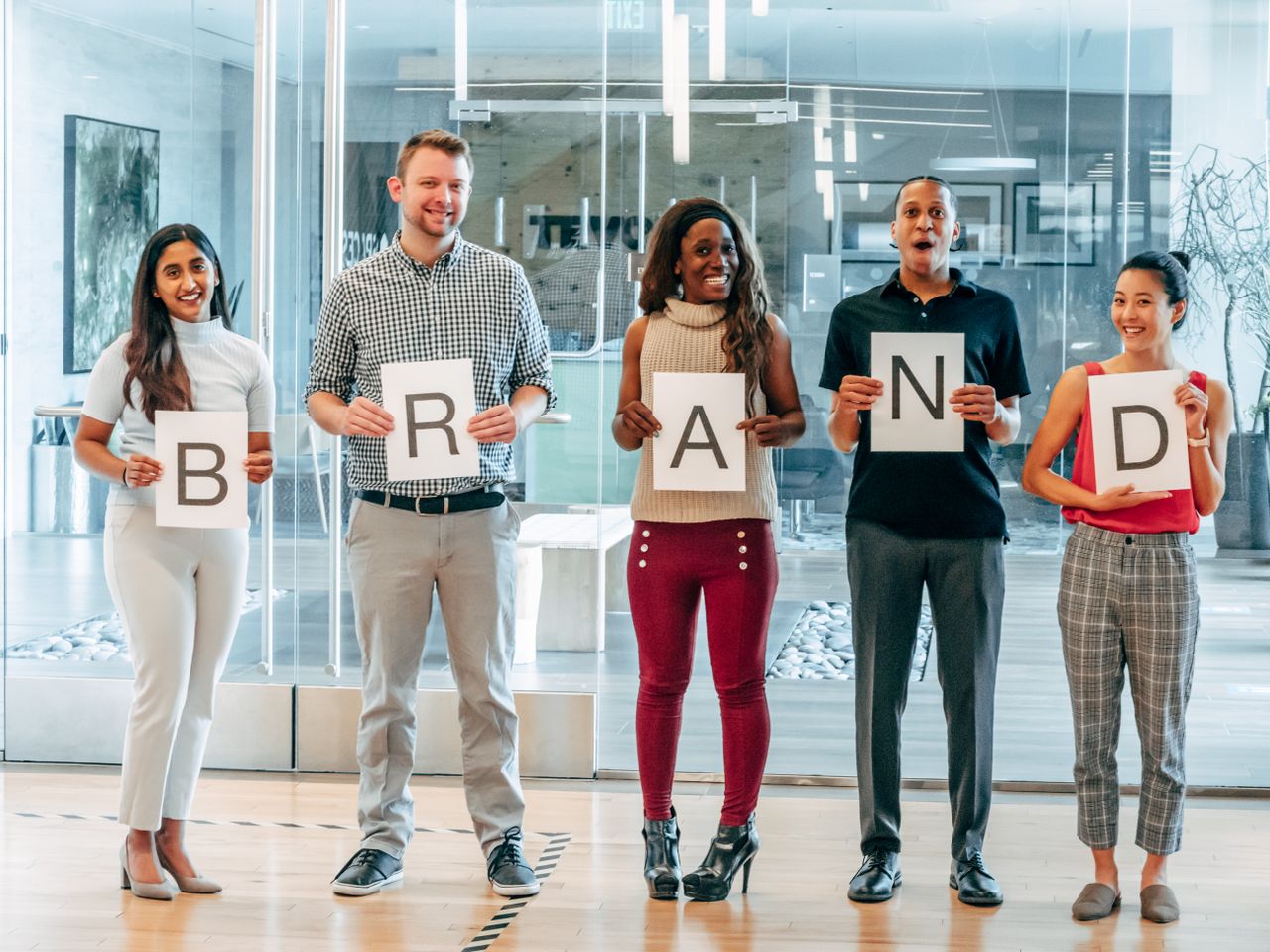 Impulsa tu negocio con nuestra agencia de lanzamiento de marca en Barcelona. Estrategias creativas y digitales a medida para asegurar el éxito de tu proyecto.
